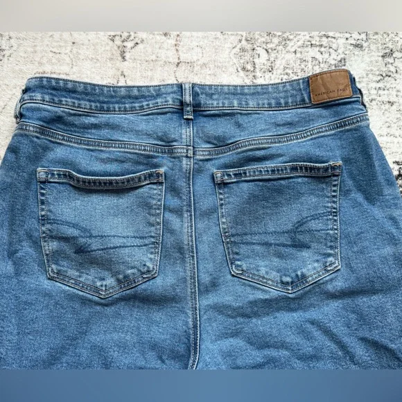 American Eagle Light Wash Mom Jeans - Picture 5 of 6